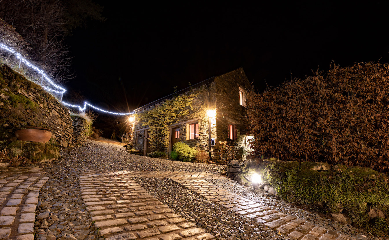 19 Townfoot Barn, Troutbeck - Lake District, Dog-friendly holiday cottage - sparkly lighting-sqz