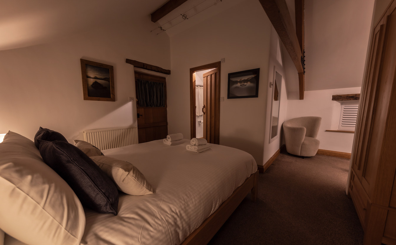 28 Townfoot Barn, Troutbeck - Lake District, Dog-friendly holiday cottage - bedroom with ensuite in the evening-sqz