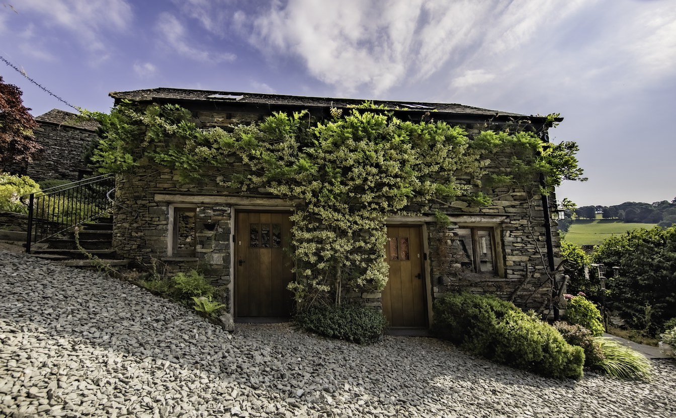 6 Townfoot Barn, Troutbeck - Lake District, Dog-friendly holiday cottage - Front exterior parking area-sqz