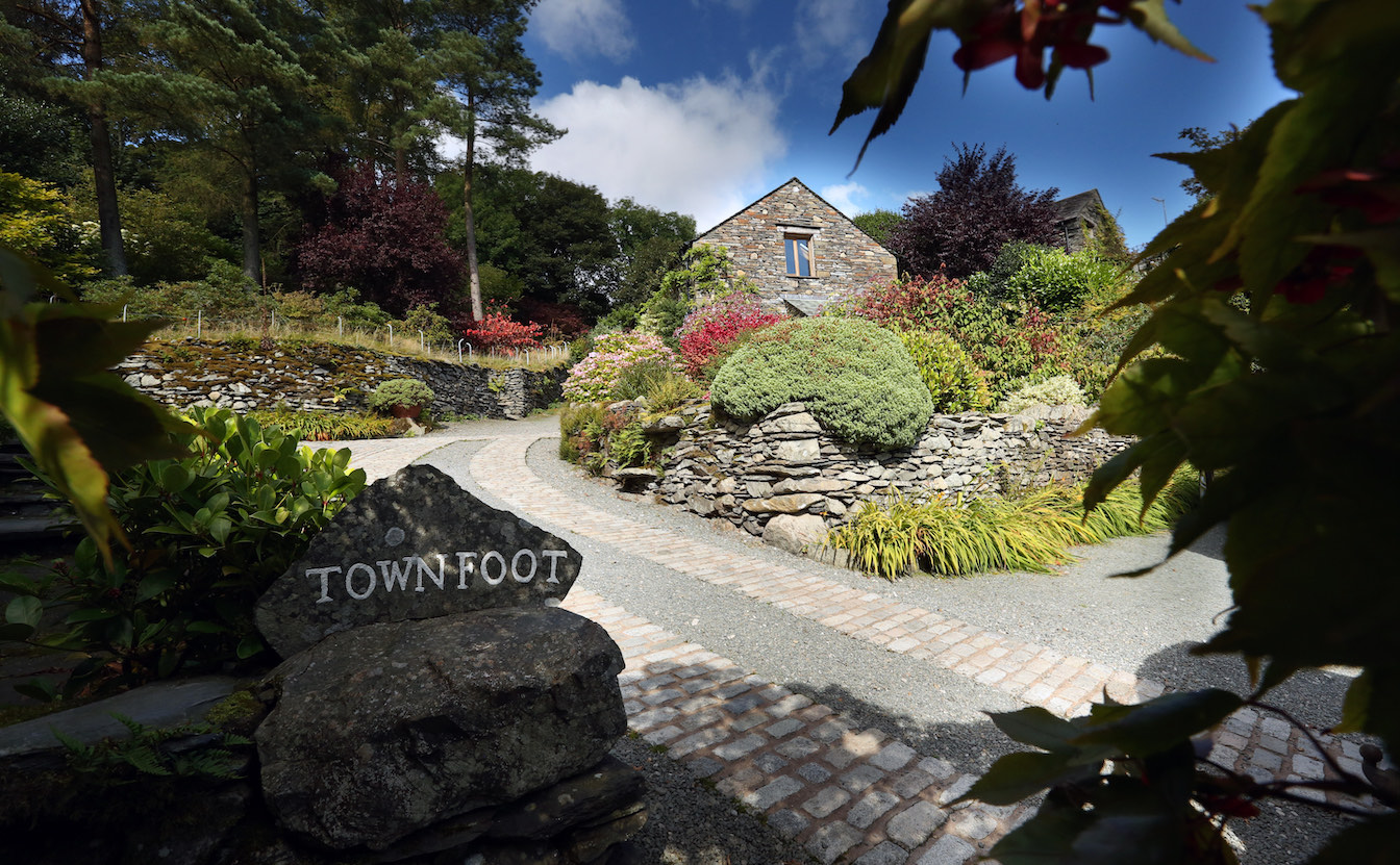 7 Townfoot Barn, Troutbeck - Lake District, Dog-friendly holiday cottage - Cobbled driveway-sqz