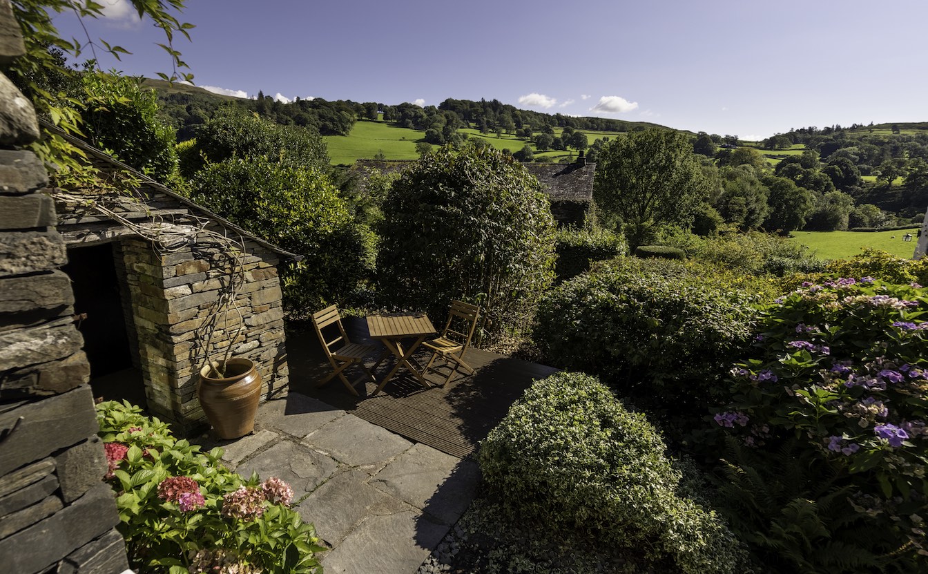 8 Townfoot Barn, Troutbeck - Lake District, Dog-friendly holiday cottage - Patio area with valley view-sqz