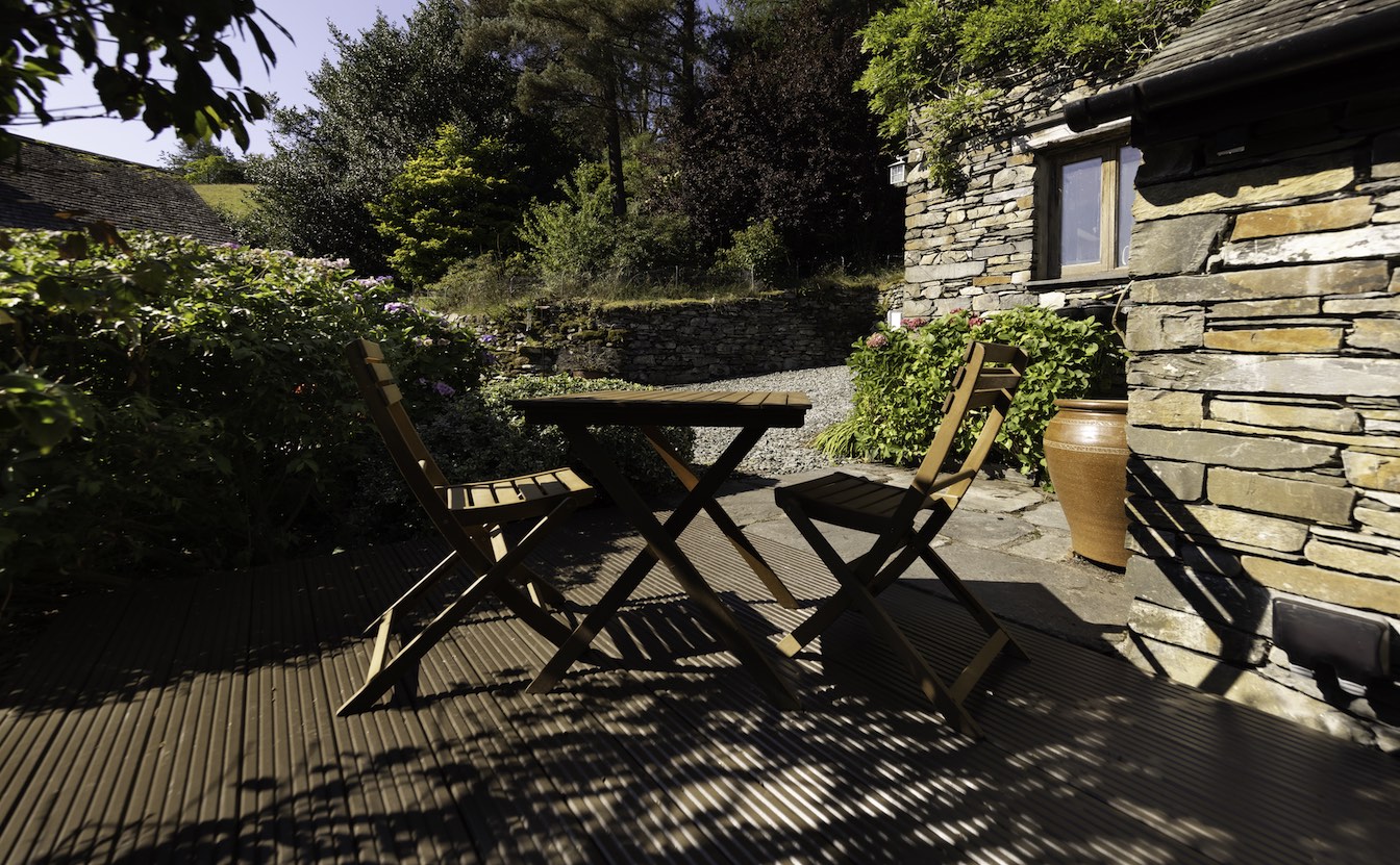 9 Townfoot Barn, Troutbeck - Lake District, Dog-friendly holiday cottage - Patio with BBQ-sqz